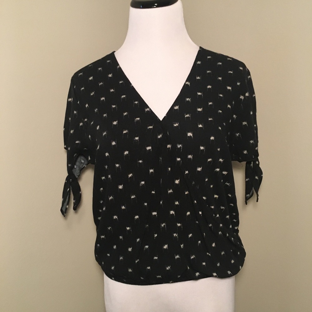 UNIVERSAL THREAD Crossover Blouse